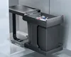 A dark gray pull-out trash bin with a lid, shown inside a cabinet. Anteprima dell’immagine prodotto