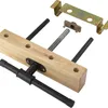 A woodworking vise and its components are laid out on a white background. Produktbild-Vorschau