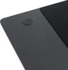 A close-up view of a desk surface with a carbon fiber texture and a black mousepad. Voir les images du produit