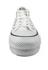 A front view of a white Converse Plateau sneaker. Voir les images du produit