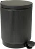 A black pedal bin with a ribbed texture. Voir les images du produit