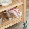 Untere Ablage des SoBuy Küchenwagens mit Sieb und Handtuch auf hellem Holzregal Anteprima dell’immagine prodotto