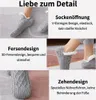 Graue gestrickte Hausschuh-Socken mit weißem Kunstfell-Innenfutter, an den Füßen gezeigt in einer Collage, die Designdetails hervorhebt Náhľad obrázku produktu