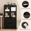 A black wooden bookshelf with items on display and marketing callouts on the right side. Podgląd zdjęcia produktu