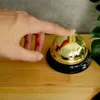 Elegante Tischuhr aus goldenem Metall mit schwarzem Sockel Produktbild-Vorschau 3