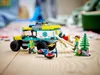 LEGO City ambulance and figures on a wooden floor with a blurred background. Produktbild-Vorschau