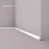 A white skirting board is installed in the corner of a room with light gray walls. Produktbild-Vorschau
