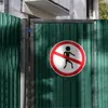 A green metal fence with a 'no entry' sign. Voir les images du produit