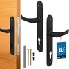 A set of black door handles and associated hardware, including screws and a lock mechanism, are displayed against a white background and a wooden door. Podgląd zdjęcia produktu
