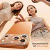 Three young women are looking down at a phone case with a diamond-like design. Produktbild-Vorschau