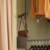 SoBuy Garderobenständer FRG109-SCH mit Taschen und Kleidung im Wohnzimmer Voir les images du produit