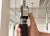 A hand is shown adjusting a metal support strut. Anteprima dell’immagine prodotto