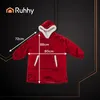 A red oversized hoodie blanket with white sherpa lining and a front pocket, shown flat with measurement lines and labels. Anteprima dell’immagine prodotto