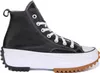 A studio shot of a black Converse Run Star Hike Platform sneaker. Voir les images du produit