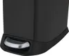 A close-up view of the bottom part of a black trash can, showing the silver foot pedal. Produktbild-Vorschau
