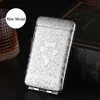 A silver cigarette case with an ornate pattern is displayed on a dark surface next to a glass and a book. Voir les images du produit