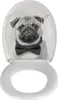 A toilet seat with a pug wearing a bow tie printed on the lid. Produktbild-Vorschau
