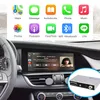 A car's dashboard with a screen displaying an app interface, and a small electronic device in the foreground. Anteprima dell’immagine prodotto