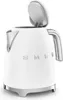 A white Smeg kettle with its lid open. Produktbild-Vorschau