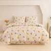 A neatly made bed with a duvet cover and pillows featuring a fruit print. Anteprima dell’immagine prodotto