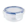 A clear, studio shot of a round, clear plastic food storage container with a blue lid and locking clasps, isolated on a white background. Voir les images du produit