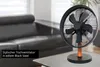 stilvollen Tischventilator in edlem Black Steel, der auf einem gläsernen Tisch steht. Der Ventilator Produktbild-Vorschau