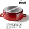 The bottom view of a red pot with its base and handles visible, along with several icons and text indicating its features and compatibility. Voir les images du produit