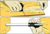Two panels showing how to use a measuring tape. The top panel shows a hand using a measuring tape on a wooden surface. The bottom panel shows a hand holding a measuring tape extended between two wooden surfaces. Anteprima dell’immagine prodotto