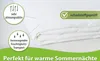 A folded white comforter or duvet is shown with marketing text and icons highlighting its features. Produktbild-Vorschau