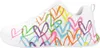 A side view of a white sneaker with a colorful heart pattern. Voir les images du produit