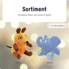 Two plush toys, a mouse and an elephant, are displayed against a blurred background with bokeh lights. Text overlays indicate the product title and a feature. Anteprima dell’immagine prodotto