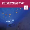 A baby is in a crib, with a projector casting an underwater scene with fish and waves onto the ceiling. Náhled obrázku produktu
