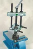 A bearing separator tool is shown mounted on a vise, with gears on a shaft. Produktbild-Vorschau