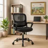 A black office chair is shown in a home office setting with a desk, bookshelf, and painting. Produktbild-Vorschau