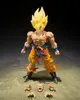 A Dragon Ball Z Super Saiyan Son Goku action figure with interchangeable parts displayed on a sandy surface. Produktbild-Vorschau