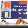 A woman is holding a folded mattress in a bag, with marketing text overlayed on a blue background and a woman lying on a mattress in the foreground. Produktbild-Vorschau