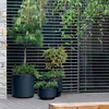 Jardinière élégante avec surface lisse et base conique Voir les images du produit 2
