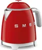 A red Smeg kettle on a white background. Anteprima dell’immagine prodotto