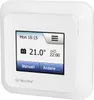 A white digital thermostat with a screen displaying the current time, date, and temperature. Produktbild-Vorschau