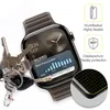 A smartwatch with a dark gray band is shown with a set of keys in front of it. The watch face displays the date and a rain forecast. Text overlays describe product features. Anteprima dell’immagine prodotto