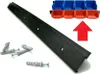 A black mounting strip, screws, wall plugs, and a set of blue and orange storage bins are displayed against a white background, with a red arrow pointing upwards. Anteprima dell’immagine prodotto