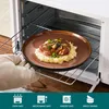 Eine gefüllte Schale wird vor die geöffnete Mikrowelle gehalten. Voir les images du produit