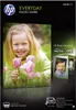 A young girl holding tulips is featured prominently on a package of HP Everyday Photo Paper. Smaller images of framed photos are displayed on the right side. Anteprima dell’immagine prodotto
