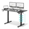 A black standing desk with dual monitors, a laptop, keyboard, and mouse. Anteprima dell’immagine prodotto