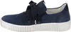 A side view of a blue suede sneaker with a large navy blue bow detail on the laces. Produktbild-Vorschau