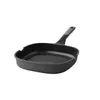A black grill pan on a white background. Voir les images du produit