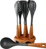 A set of kitchen utensils in a wooden holder, with one utensil placed in front of the holder. Anteprima dell’immagine prodotto