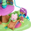 A close-up view of a toy treehouse playset with two character figures. Náhled obrázku produktu