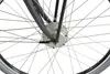 A close-up view of the front wheel hub of a bicycle, showing the spokes, fork, and part of the tire. Voir les images du produit