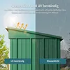 A green metal shed is shown, split down the middle to illustrate its UV-resistant and waterproof features. The left side depicts sunshine with arrows indicating UV rays, while the right side shows rain with water droplets and splashes. Anteprima dell’immagine prodotto